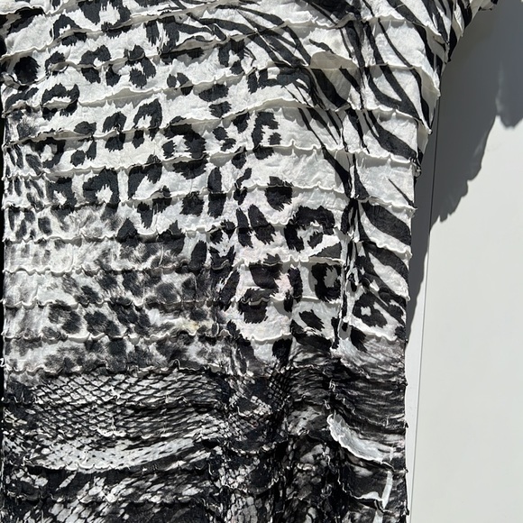 Woman’s asymmetrical on the bottom soft top - Picture 3 of 6